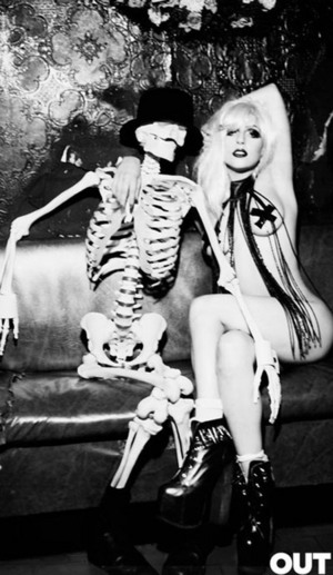 Lady Gaga - чернобяла снимка със скелет