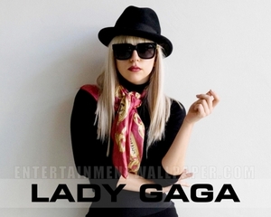 Lady Gaga в черно