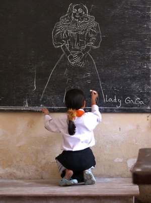 Дете рисува Lady GaGa на училищна дъска