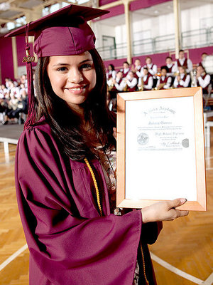 Selena се дипломира
