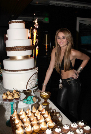 miley gotina torta :)