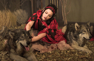 Amy and Wolfs!! Very Cute!