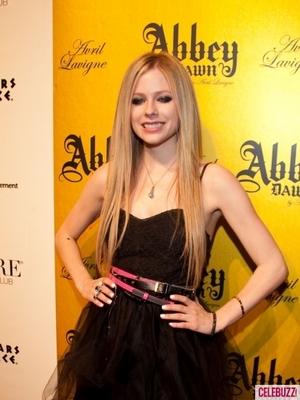 Avril Lavigne Rocks Out on Red Carpet (PHOTOS)