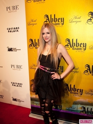 Avril Lavigne Rocks Out on Red Carpet (PHOTOS)