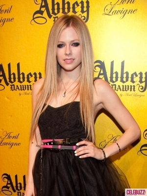 Avril Lavigne Rocks Out on Red Carpet (PHOTOS)