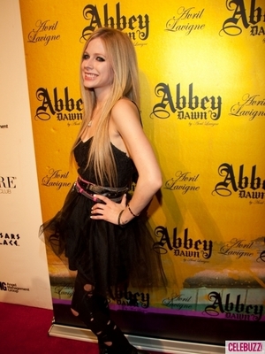 Avril Lavigne Rocks Out on Red Carpet (PHOTOS)