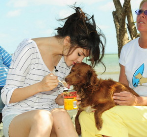 selena gomez and dogs