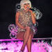 Gaga в рокля от сапунени мехури