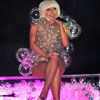 Gaga в рокля от сапунени мехури