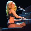Lady Gaga пее Speechless 