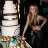 miley gotina torta :)