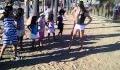 Бела Торн учи деца да танцуват на плажа!!!